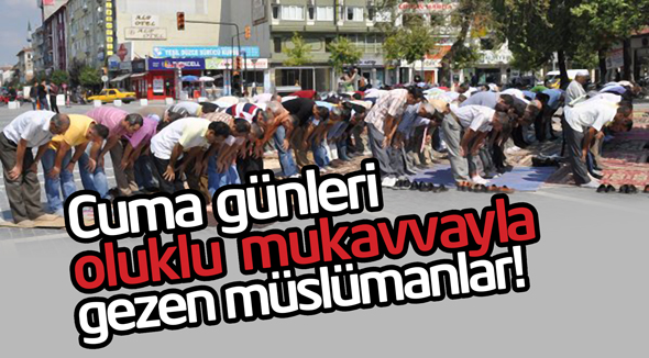 Cuma Günleri Oluklu Mukavvayla Gezen Müslümanlar