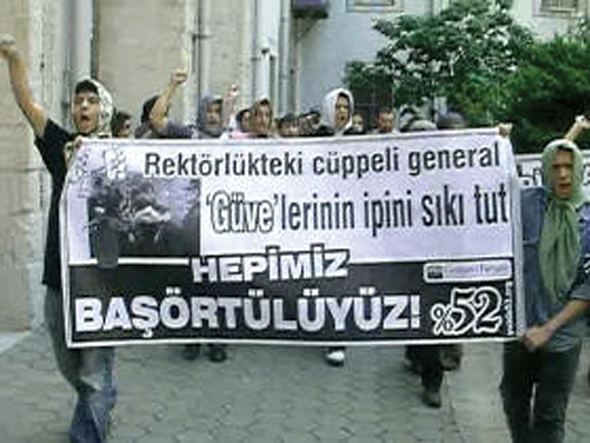 % 52 Çalışıyor: "Hepimiz Başörtülüyüz!"