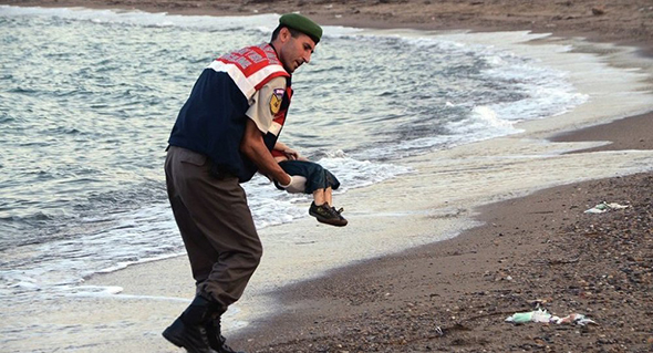 Sığınmacılara Kucak Açan Türkiye ve Aylan Bebeği Normal Görenler(!)