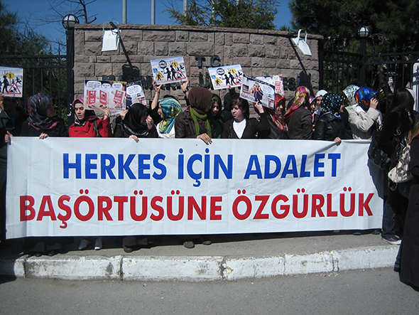 "Haydi Kızlar Okula" Diyenler Kızları Okula Sokmuyor