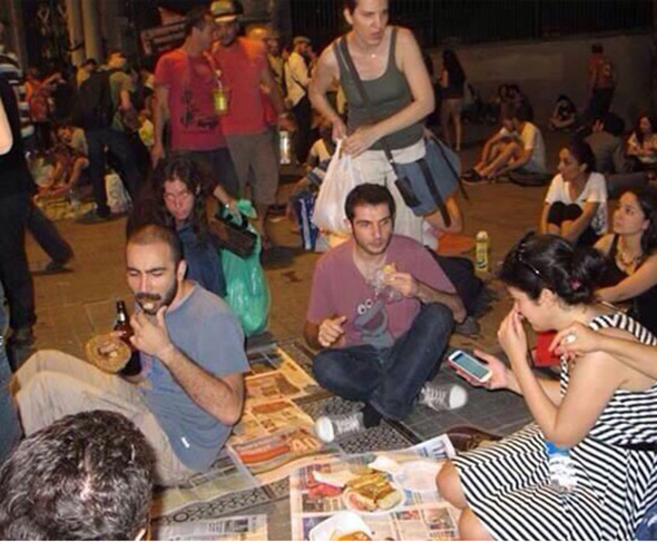 İstiklal`de Bir Garip İftar!