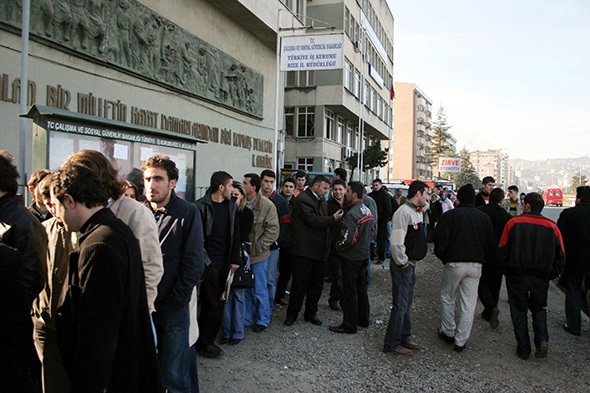 Gündem Duruluyor, İşsizlik Geriliyor
