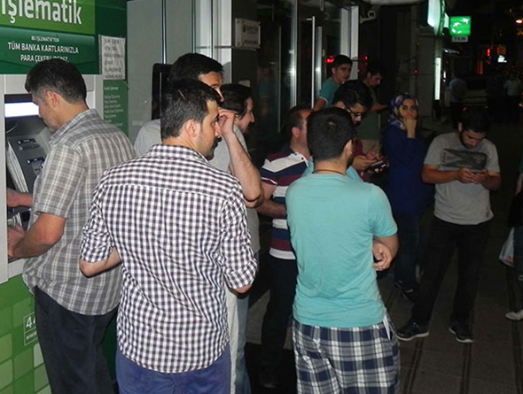 Tankın Önüne Yatanla Tank Görüp ATM`ye Koşan Bir Olmaz