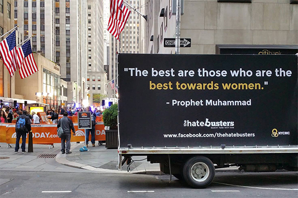 New York Sokaklarını Hz. Peygamber`in Hadisleriyle Dolaşıyorlar!