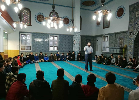 Ey Cami Cemaati Bırakınız Koşsunlar, Bırakınız Okusunlar
