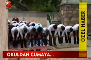 Veee, Ezan Okunuyor, Öğrenciler Namaza Başlıyor!
