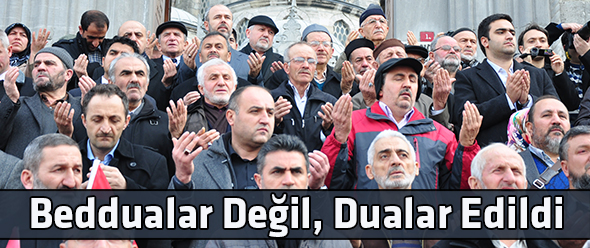 Eminönü`nde Eller Semaya Açıldı!